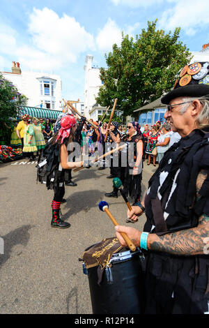 Broadstairs Settimana della Musica Folk Festival. Inglese tradizionale ballerini folk, Morris uomini, il Gong pagliette, maniaco Morris lo stile con il batterista in primo piano. Foto Stock