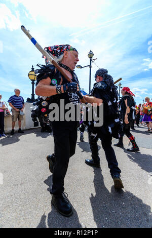 Broadstairs Settimana della Musica Folk Festival. Inglese tradizionale ballerini folk, Morris uomini, il Gong pagliette, maniaco Morris stile, ballando sul lungomare. Foto Stock