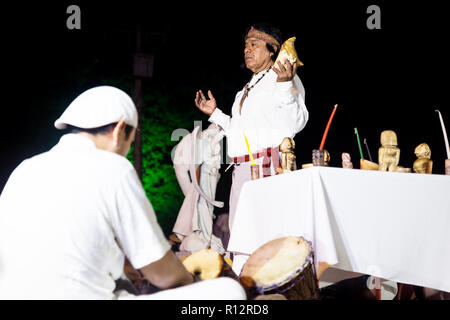 Merida, Cementerio generale, Messico - 31 Ottobre 2018: Maya ceromony per la vacanza Hanal Pixan sul palco con il musicista suona tamburi e cerimonia Foto Stock