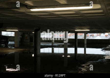 Tenby, Pembrokeshire, West Wales. Regno Unito. 8 novembre 2018. Regno Unito meteo: Heavy Rain e forte gales questo pomeriggio. Il parcheggio multipiano dell'hotel è allagata. Credito: Andrew Bartlett/Alamy Live News Foto Stock