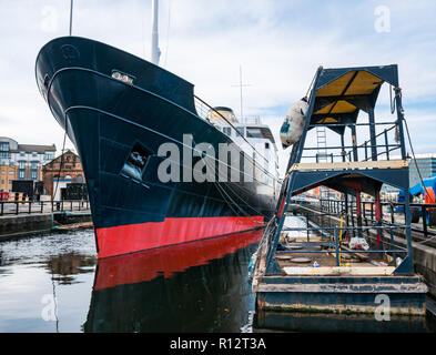 Leith, Edimburgo, Scozia, Regno Unito, 8 novembre 2018. Il Royal Yacht Britannia floating hotel si sposta in ormeggio permanente: MV Fingal, ex nave da gara faro è stato ridipinato e trasferito ad Alexandra Dock nello storico porto di Leith. E' stato sottoposto ad un rinnovamento per trasformarlo in un hotel a 23 camere da letto. Sono in corso lavori di costruzione per creare un sito d'ingresso. Il lussuoso hotel galleggiante a 5 stelle aprirà a gennaio 2019 Foto Stock