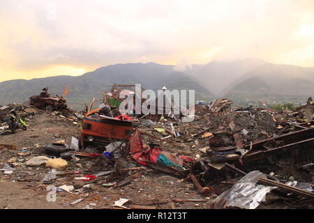 Ottobre 30, 2018 - Palu, Sulawesi centrali, Indonesia - Danni al sito dove il terremoto avvenuto..un mortale terremoto di magnitudo 7.5 grandezza e un maremoto distrusse la città di Palu e gran parte dell'area di Sulawesi centrale. Il numero di morti è stato 2088, circa 5000 persone sono state gravemente ferite e alcuni 62.000 persone sono state sfollate. (Credito Immagine: © Risa Krisadhi/SOPA immagini via ZUMA filo) Foto Stock