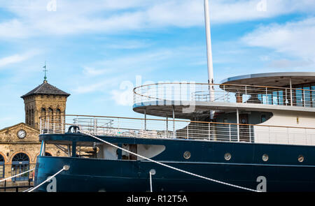 Leith, Edimburgo, Scozia, Regno Unito, 8 novembre 2018. Il Royal Yacht Britannia floating hotel si sposta in ormeggio permanente: MV Fingal, ex nave da gara faro è stato ridipinato e trasferito ad Alexandra Dock nello storico porto di Leith. E' stato sottoposto ad un rinnovamento per trasformarlo in un hotel a 23 camere da letto. Sono in corso lavori di costruzione per creare un sito d'ingresso. Il lussuoso hotel galleggiante a 5 stelle aprirà a gennaio 2019 Foto Stock