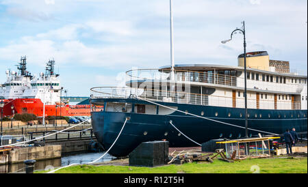 Leith, Edimburgo, Scozia, Regno Unito, 8 novembre 2018. Il Royal Yacht Britannia floating hotel si sposta in ormeggio permanente: MV Fingal, ex nave da gara faro è stato ridipinato e trasferito ad Alexandra Dock nello storico porto di Leith. E' stato sottoposto ad un rinnovamento per trasformarlo in un hotel a 23 camere da letto. Sono in corso lavori di costruzione per creare un sito d'ingresso. Il lussuoso hotel galleggiante a 5 stelle aprirà a gennaio 2019 Foto Stock