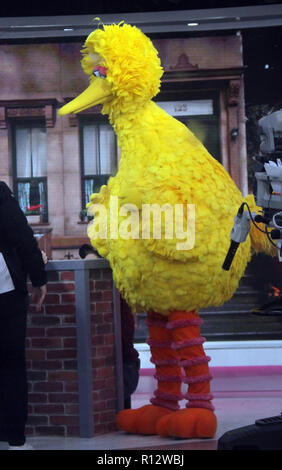 New York, NY, STATI UNITI D'AMERICA. 08 Nov, 2018. 2018 grosso uccello in mostra oggi a parlare di nuova stagione di Sesame Street a New York Novembre 08, 2018 Credit: Rw/media/punzone Alamy Live News Foto Stock