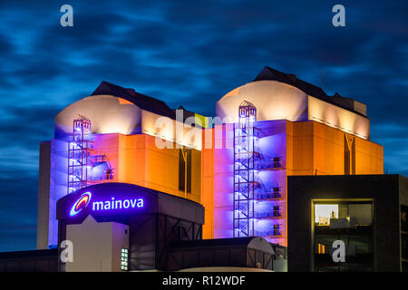 Francoforte, Germania. 08 novembre 2018, Assia, Frankfurt/Main: i blocchi dell'impianto di cogenerazione di energia termica ed elettrica a Francoforte il Westhafen sono in fine di Alba. Essi garantiscono che di elettricità e di teleriscaldamento il flusso in molte delle città di appartamenti. La pianta è sparato con carbon fossile importato. Foto: Frank Rumpenhorst/dpa Credito: dpa picture alliance/Alamy Live News Foto Stock