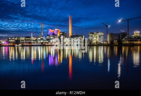 Francoforte, Germania. 08 novembre 2018, Assia, Frankfurt/Main: nel tardo Anbendlciht, gli edifici a destra e a sinistra dell'impianto di cogenerazione di energia termica ed elettrica a Francoforte il Westhafen si trovano. La stazione di potenza garantisce che di elettricità e di teleriscaldamento il flusso in molte delle città di appartamenti. La pianta è sparato con carbon fossile importato. Foto: Frank Rumpenhorst/dpa Credito: dpa picture alliance/Alamy Live News Foto Stock