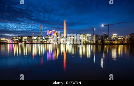 Francoforte, Germania. 08 novembre 2018, Assia, Frankfurt/Main: nel tardo Anbendlciht, gli edifici a destra e a sinistra dell'impianto di cogenerazione di energia termica ed elettrica a Francoforte il Westhafen si trovano. La stazione di potenza garantisce che di elettricità e di teleriscaldamento il flusso in molte delle città di appartamenti. La pianta è sparato con carbon fossile importato. Foto: Frank Rumpenhorst/dpa Credito: dpa picture alliance/Alamy Live News Foto Stock