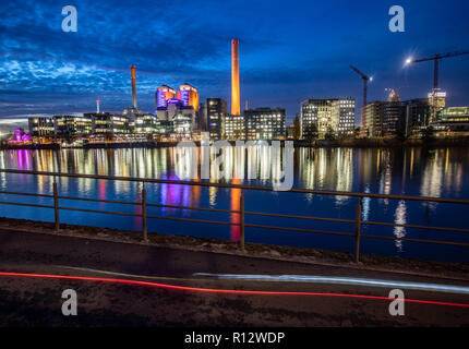 Francoforte, Germania. 08 novembre 2018, Assia, Frankfurt/Main: nel tardo Anbendlciht, gli edifici a destra e a sinistra dell'impianto di cogenerazione di energia termica ed elettrica a Francoforte il Westhafen si trovano. La stazione di potenza garantisce che di elettricità e di teleriscaldamento il flusso in molte delle città di appartamenti. La pianta è sparato con carbon fossile importato. Foto: Frank Rumpenhorst/dpa Credito: dpa picture alliance/Alamy Live News Foto Stock