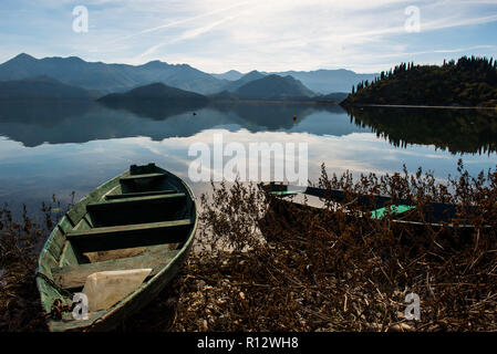 Vranjina, Montenegro. 3 Novembre, 2015. Svuotare le barche sono visto sul lago di Skadar.Il Montenegro è un paese dei Balcani si trova nel sud dell'Europa. È noto per le sue coste e montagne scoscese. La popolazione attuale del Montenegro è 629,311 persone. Credito: Omar Marques/SOPA Immagini/ZUMA filo/Alamy Live News Foto Stock