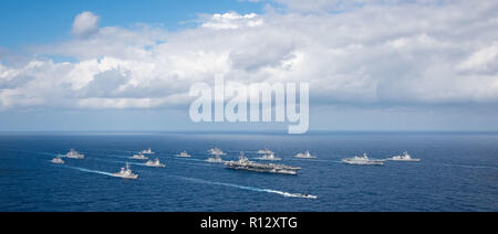 Mare delle Filippine. 8 Novembre, 2018. Gli Stati Uniti Navy portaerei USS Ronald Reagan e il giapponese elicottero destroyer JS Hyuga vela in formazione con 16 altre navi da parte degli Stati Uniti La marina e il Giappone marittimo Forza di Autodifesa durante l appassionato di spada 2019 Novembre 8, 2018 nel Mare delle Filippine. Credito: Planetpix/Alamy Live News Foto Stock