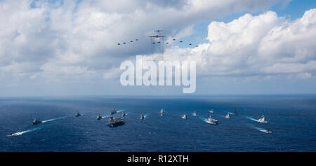 Mare delle Filippine. 8 Novembre, 2018. Gli Stati Uniti Navy portaerei USS Ronald Reagan e il giapponese elicottero destroyer JS Hyuga vela in formazione con 16 altre navi da parte degli Stati Uniti La marina e il Giappone marittimo Forza di Autodifesa durante l appassionato di spada 2019 Novembre 8, 2018 nel Mare delle Filippine. Credito: Planetpix/Alamy Live News Foto Stock