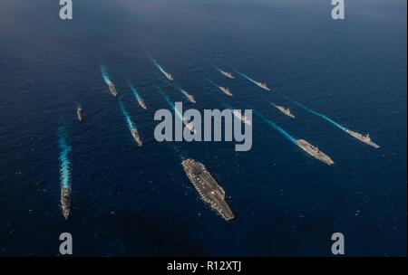 Mare delle Filippine. 8 Novembre, 2018. Gli Stati Uniti Navy portaerei USS Ronald Reagan e il giapponese elicottero destroyer JS Hyuga vela in formazione con 16 altre navi da parte degli Stati Uniti La marina e il Giappone marittimo Forza di Autodifesa durante l appassionato di spada 2019 Novembre 8, 2018 nel Mare delle Filippine. Credito: Planetpix/Alamy Live News Foto Stock