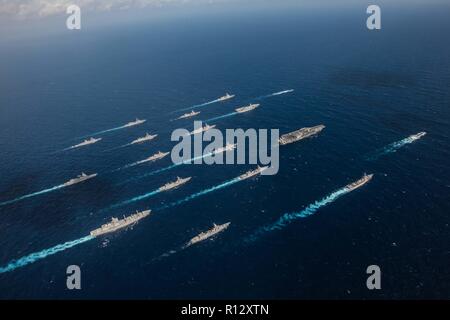 Mare delle Filippine. 8 Novembre, 2018. Gli Stati Uniti Navy portaerei USS Ronald Reagan e il giapponese elicottero destroyer JS Hyuga vela in formazione con 16 altre navi da parte degli Stati Uniti La marina e il Giappone marittimo Forza di Autodifesa durante l appassionato di spada 2019 Novembre 8, 2018 nel Mare delle Filippine. Credito: Planetpix/Alamy Live News Foto Stock