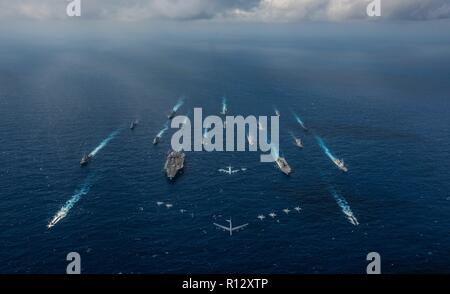Mare delle Filippine. 8 Novembre, 2018. Gli Stati Uniti Navy portaerei USS Ronald Reagan e il giapponese elicottero destroyer JS Hyuga vela in formazione con 16 altre navi da parte degli Stati Uniti La marina e il Giappone marittimo Forza di Autodifesa durante l appassionato di spada 2019 Novembre 8, 2018 nel Mare delle Filippine. Credito: Planetpix/Alamy Live News Foto Stock