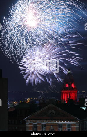 Leeds 8 novembre 2018. Fuochi d'artificio dal Leeds Interruttore Luci su illuminano il cielo notturno dietro Leeds Town Hall illuminato di rosso per il Leeds International Film Festival. Foto Stock