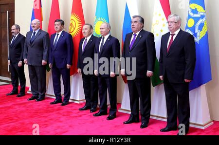 Astana in Kazakhstan. 8 Novembre, 2018. Il presidente russo Vladimir Putin, centro si erge con altri leader regionali prima dell'CSTO collettivo di una riunione del Consiglio di sicurezza Novembre 8, 2018 in Astana in Kazakhstan. In piedi da sinistra a destra: Vice primo ministro di Armenia Nikol Pashinyan, Presidente della Bielorussia Alexander Lukashenko, presidente del Kirghizistan Sooronbay Jeenbekov, Presidente del Kazakistan Nursultan Nazarbayev, Vladimir Putin, presidente del Tagikistan Emomali Rahmon e deliberando il Segretario Generale della CSTO Valery Semerikov. Credito: Planetpix/Alamy Live News Foto Stock