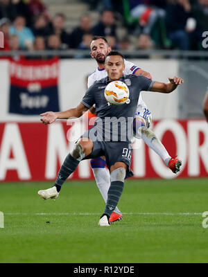 Budapest, Ungheria. 8 Novembre, 2018. (L-r) Leo Jaba di PAOK compete per la sfera con Attila Fiola di Vidi FC durante la UEFA Europa League Group Stage match tra Vidi FC e PAOK a Groupama Arena il 8 novembre 2018 a Budapest, Ungheria. Credito: Laszlo Szirtesi/Alamy Live News Foto Stock