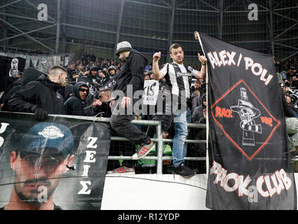 Budapest, Ungheria. 8 Novembre, 2018. A n ultra fan di PAOK pone con banner prima della UEFA Europa League Group Stage match tra Vidi FC e PAOK a Groupama Arena il 8 novembre 2018 a Budapest, Ungheria. Credito: Laszlo Szirtesi/Alamy Live News Foto Stock