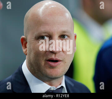 Budapest, Ungheria. 8 Novembre, 2018. Head Coach Marko Nikolic di Vidi FC attende per il kick off prima della UEFA Europa League Group Stage match tra Vidi FC e PAOK a Groupama Arena il 8 novembre 2018 a Budapest, Ungheria. Credito: Laszlo Szirtesi/Alamy Live News Foto Stock