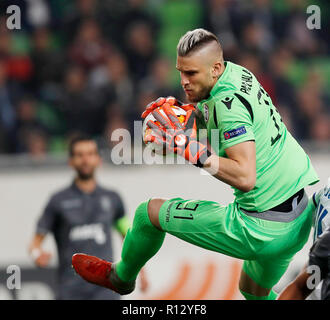 Budapest, Ungheria. 8 Novembre, 2018. Alexandros Paschalakis di PAOK afferra la palla durante la UEFA Europa League Group Stage match tra Vidi FC e PAOK a Groupama Arena il 8 novembre 2018 a Budapest, Ungheria. Credito: Laszlo Szirtesi/Alamy Live News Foto Stock