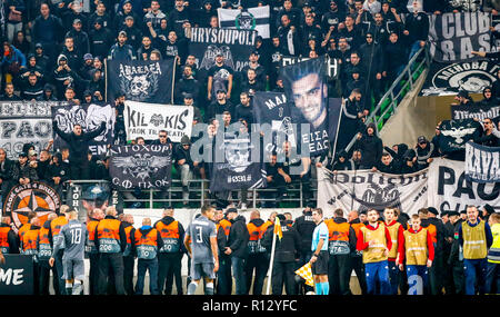 Budapest, Ungheria. 8 Novembre, 2018. Ultra fan di PAOK sollevare banner durante la UEFA Europa League Group Stage match tra Vidi FC e PAOK a Groupama Arena il 8 novembre 2018 a Budapest, Ungheria. Credito: Laszlo Szirtesi/Alamy Live News Foto Stock