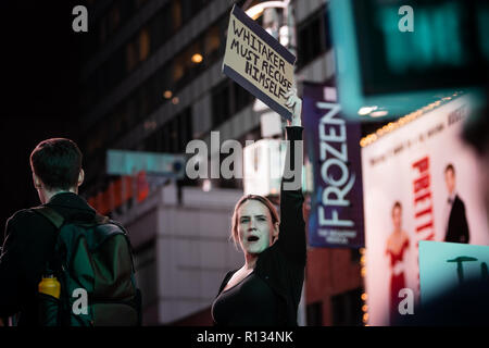 New York, New York, Stati Uniti d'America. 8 Novembre, 2018. Una donna si vede il sollevamento alto il suo striscione durante la protesta.Migliaia di arrestare le strade di New York City, dopo una chiamata a livello nazionale per proteggere consulente speciale Robert Mueller, che sta esaminando possibili ostruzione alla giustizia da Donald Trump e i membri della sua presidential Inner Circle. Credito: Michael Nigro/SOPA Immagini/ZUMA filo/Alamy Live News Foto Stock