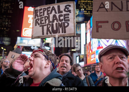 New York, New York, Stati Uniti d'America. 8 Novembre, 2018. I manifestanti visto gridando slogan a Times Square durante la protesta.Migliaia di arrestare le strade di New York City, dopo una chiamata a livello nazionale per proteggere consulente speciale Robert Mueller, che sta esaminando possibili ostruzione alla giustizia da Donald Trump e i membri della sua presidential Inner Circle. Credito: Michael Nigro/SOPA Immagini/ZUMA filo/Alamy Live News Foto Stock