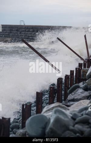 Aberystwyth Wales UK, 9 Nov 2018. UK Meteo: al mattino alta marea, enormi onde si infrangono contro le pareti del mare in Aberystwyth come il tempo diventa nuovamente bagnato e ventoso. Il Met Office hanno emesso un avviso di colore giallo per venti forti, heavy rain e la probabilità di fiume e inondazioni costiere per grandi parti del Galles del sud e ovest paese oggi Photo credit Keith Morris/Alamy Live News Foto Stock