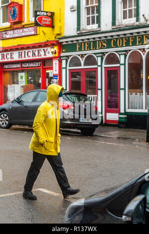 Skibbereen, West Cork, Irlanda. 9 Nov, 2018. Una shopper braves gli elementi a Skibbereen. Questo pomeriggio vedrà una continuazione di forti venti, che raggiungerà il gale force sulle coste. Alti oggi di 9 a 13°C. Credito: Andy Gibson/Alamy Live News. Foto Stock