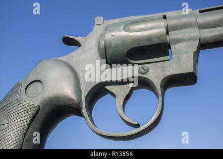 Beirut Libano. Il 9 novembre 2018. Una grande scultura in Baia Zaitunay Beirut di una Colt Python 357 revolver Magnum con la sua canna legato con un nodo e il suo muso puntato verso il cielo . La pistola la scultura è una copia di una scultura realizzata da artista svedese Carl Fredrik Reutersward che è stato installato al di fuori del palazzo delle Nazioni Unite nel 1988 dopo che il suo amico John Lennon è stato sparato e ucciso Credito: amer ghazzal/Alamy Live News Foto Stock