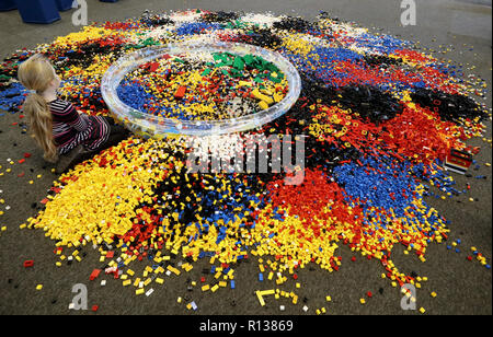 Rostock, Germania. 09Nov, 2018. Presso la fiera di avventura 'Spielidee' una bambina si siede su un parco giochi con 250.000 mattoncini Lego. Circa 100 espositori presentarsi in tre giorni di fiera, oltre 22.000 visitatori sono attesi. Credito: Bernd Wüstneck/dpa/Alamy Live News Foto Stock