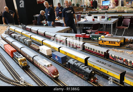 Rostock, Germania. 09Nov, 2018. Presso la fiera di avventura 'Spielidee' il modello club ferroviario Rostock e.V. mostra un grande modello mostra ferroviaria. Circa 100 espositori presentarsi in tre giorni di fiera, oltre 22.000 visitatori sono attesi. Credito: Bernd Wüstneck/dpa/Alamy Live News Foto Stock