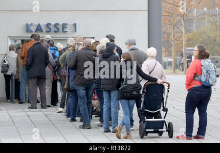 Rostock, Germania. 09Nov, 2018. Prima della fiera di avventura 'Spielidee' inizia, visitatori linea fino alla cassa. Circa 100 espositori presentarsi in tre giorni di fiera, oltre 22.000 visitatori sono attesi. Credito: Bernd Wüstneck/dpa/Alamy Live News Foto Stock