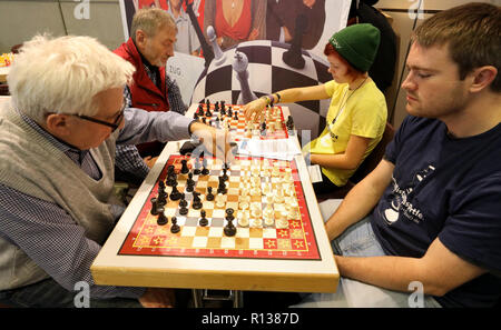 Rostock, Germania. 09Nov, 2018. Janos Pinter (l-r), Hartmut Schmeling, Rabea Schumann e Michael Ehlers giocare a scacchi ottagonale su un ottagonale playing field all'esperienza messa "piedee'. Circa 100 espositori presentarsi in tre giorni di fiera, oltre 22.000 visitatori sono attesi. Credito: Bernd Wüstneck/dpa/Alamy Live News Foto Stock