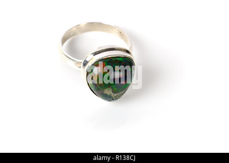 Anello in argento con opale pietra di colore verde. Foto Stock