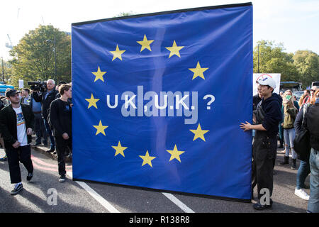 Londra, Regno Unito. 20 ottobre, 2018. Un grande striscione tra centinaia di migliaia di persone, guidate da giovani che non erano in grado di votare in Brexit no. Foto Stock