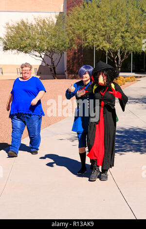 La gente vestita come la loro fantasia preferita carattere sul modo per il Comic-Con in Tucson, AZ Foto Stock