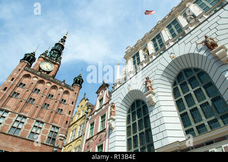 La vista del municipio storico e del XIV secolo restaurato Artus Court, mercantile del luogo di incontro in Gdansk città vecchia (Polonia). Foto Stock