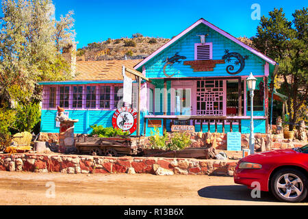 Taverna di frontiera sul lato est dell'autostrada NM-14 nel centro di Madrid, New Mexico Foto Stock