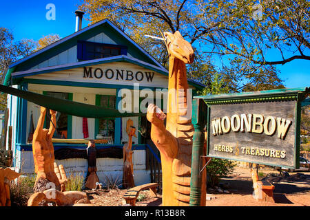 Moonbow erbe e tesori store su autostrada NM-14 nel centro di Madrid, New Mexico Foto Stock