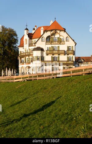 Il lago Alpsee,Schwangau, Baviera, Germania, 2018. Ristorante Alpenrose am See, un ex Grandhotel su un soleggiato sera verso la fine di settembre. Foto Stock