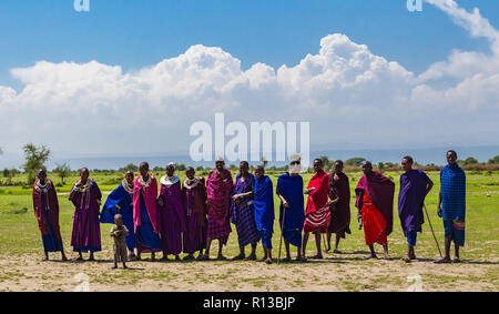 Arusha, Tanzania - Gennaio 24, 2018 - Tradizionale Masai danza eseguita per i turisti nei pressi di Arusha, Tanzania. Foto Stock