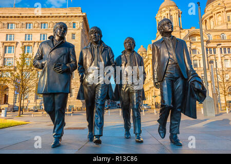 Liverpool, Regno Unito - 17 Maggio 2018: statua in bronzo del Beatles sta al Pier Head sul lato del fiume Mersey, scolpito da Andrea Edwards ed eretta Foto Stock