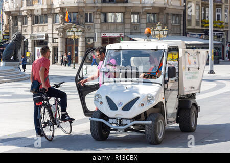 Consiglio auto elettrica in Macedonia Square, Skopje, Regione di Skopje, Repubblica di Macedonia del nord Foto Stock