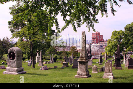 Cimitero Green-Wood in estate, con vedute di Manhattan in distanza, Brooklyn, NY, STATI UNITI D'AMERICA Foto Stock