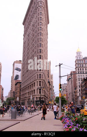 Flatiron Building (costruito 1902) nei pressi di Times Square, New York, NY, STATI UNITI D'AMERICA Foto Stock