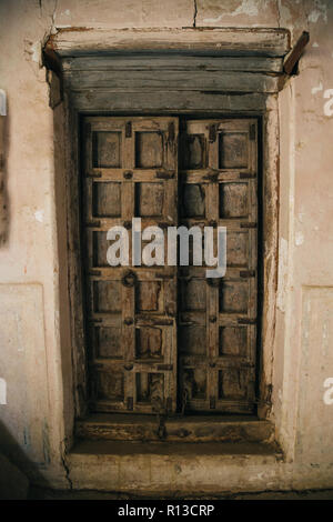 La vecchia porta a Salim Singh Ki Haveli in Jaisalmer, India Foto Stock