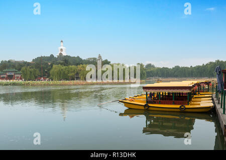 Vista dell'isola di Giada con Pagoda Bianca nel Parco Beihai a Pechino, Cina Foto Stock
