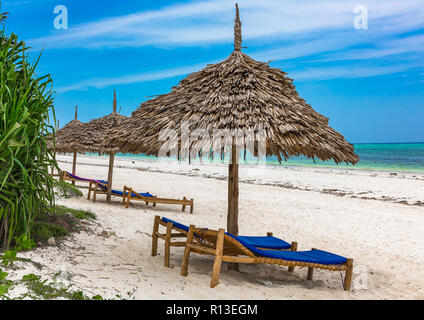 Vista sulla spiaggia. Nungwi, Zanzibar, Tanzania. Foto Stock